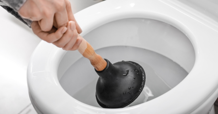 Verstopt toilet ontstoppen