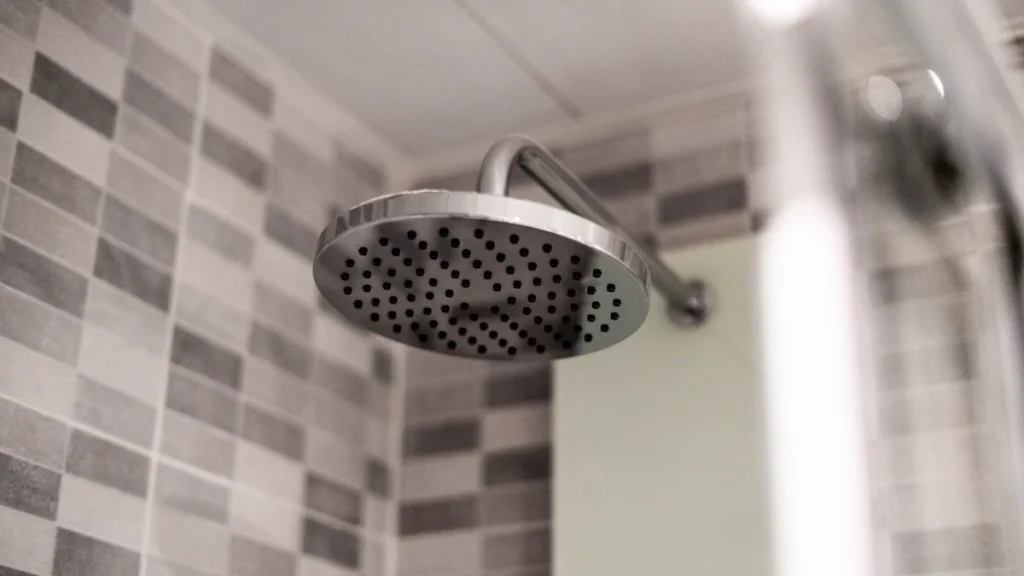 Douchekop in een badkamer – geen warm water uit de douche of kraan
