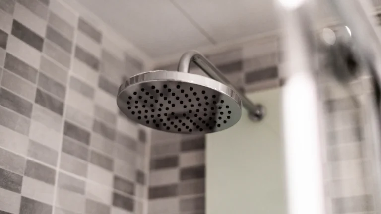 Douchekop in een badkamer – geen warm water uit de douche of kraan